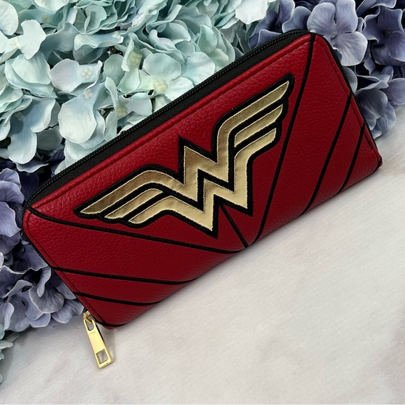 DC Comics Wonder Woman Double Sided Clutch Wallet - Picture 2 of 16